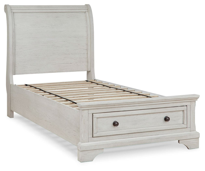 Robbinsdale - Sleigh Bed